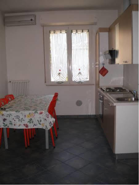 Residence Desiree Римини Екстериор снимка